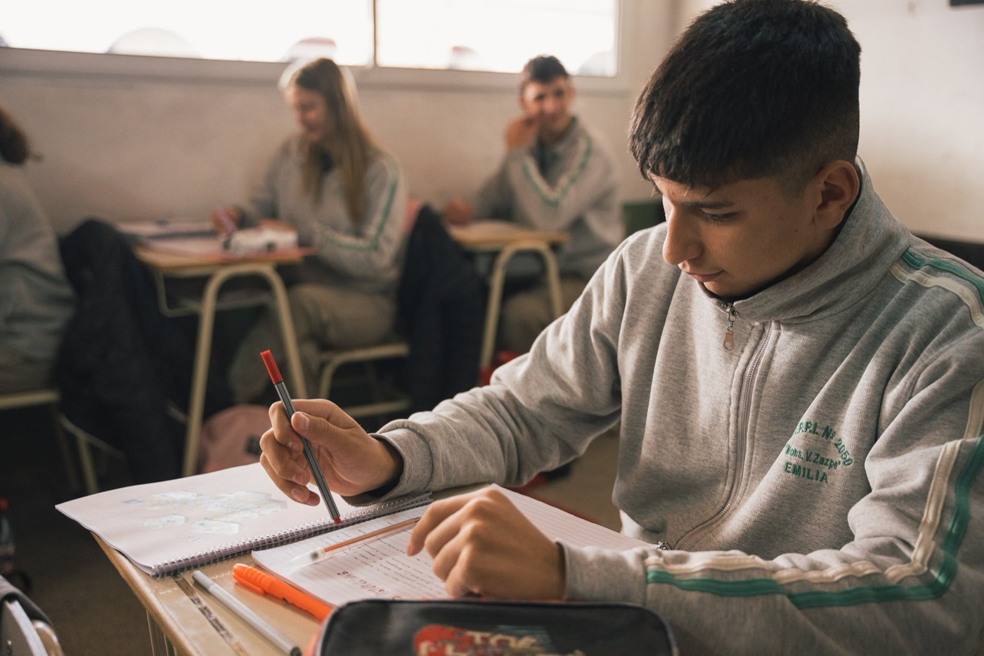 Alumnos de escuela agrotécnica trabajando con la guía de Semilla Regenerativa